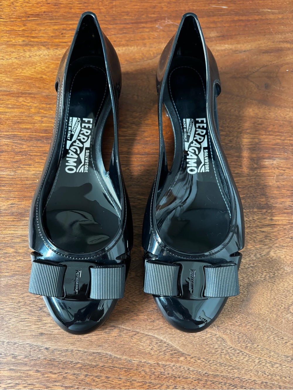 Salvatore Ferragamo Black Patent Vara Bow Flats Size 7